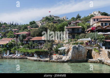 SIMENA, Türkei - 20.Mai: Kalekoy Simena Siedlung in der Uchagiz Bucht der Türkei in der Nähe von versunkenen Stadt Kekova mit Stonebuilt Häusern mit alten Ruine gemischt Stockfoto