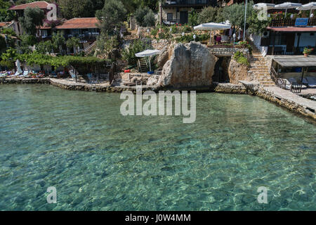 SIMENA, Türkei - 20.Mai: Kalekoy Simena Siedlung in der Uchagiz Bucht der Türkei in der Nähe von versunkenen Stadt Kekova mit Stonebuilt Häusern mit alten Ruine gemischt Stockfoto