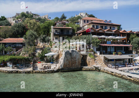 SIMENA, Türkei - 20.Mai: Kalekoy Simena Siedlung in der Uchagiz Bucht der Türkei in der Nähe von versunkenen Stadt Kekova mit Stonebuilt Häusern mit alten Ruine gemischt Stockfoto