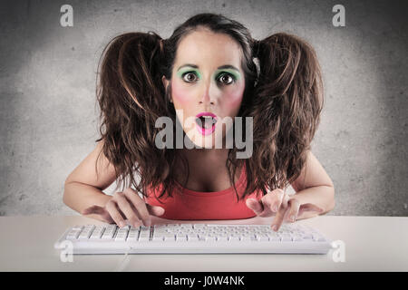 Kindliche Frau vor computer Stockfoto