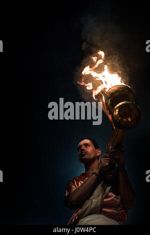 02.03.2017. Varanasi, Indien. Ein Hindupriester führt die Ganga Aarti-Zeremonie am Dashashwamedh Ghat durch den heiligen Ganges in Varanasi, einer der Ind Stockfoto