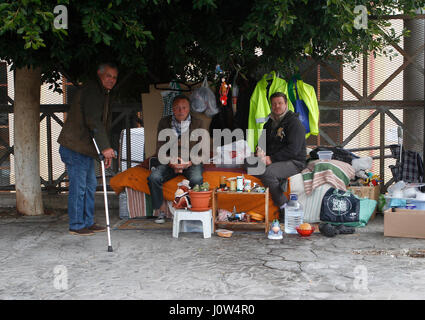 Obdachlose Männer Leben auf einer Bank in einem öffentlichen Park auf der spanischen Insel Mallorca Stockfoto