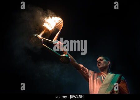 02.03.2017. Varanasi, Indien. Ein Hindupriester führt die Ganga Aarti-Zeremonie am Dashashwamedh Ghat durch den heiligen Ganges in Varanasi, einer der Ind Stockfoto