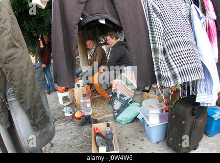 Obdachlose Männer Leben auf einer Bank in einem öffentlichen Park auf der spanischen Insel Mallorca Stockfoto