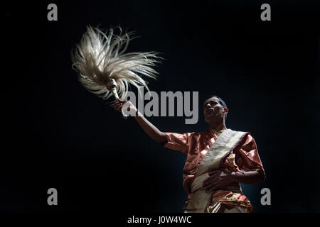 02.03.2017. Varanasi, Indien. Ein Hindupriester führt die Ganga Aarti-Zeremonie am Dashashwamedh Ghat durch den heiligen Ganges in Varanasi, einer der Ind Stockfoto