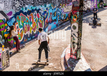 Jugendlicher Skater fahren Skateboard in Leake Street Tunnel, London, UK. Leake Street auch bekannt als "Graffiti-Tunnel" oder "Banksy Tunnel" ist eine Straße Stockfoto