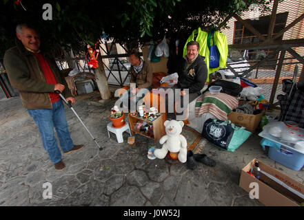 Obdachlose Männer Leben auf einer Bank in einem öffentlichen Park auf der spanischen Insel Mallorca Stockfoto