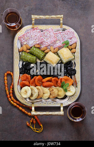 Östlichen Süßigkeiten (Baklava, Rahat Loachum) und getrocknete Früchte auf einem silbernen Tablett Stockfoto