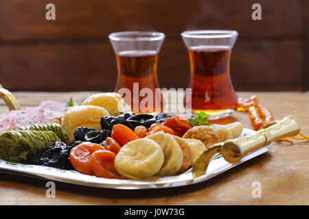 Östlichen Süßigkeiten (Baklava, Rahat Loachum) und getrocknete Früchte auf einem silbernen Tablett Stockfoto