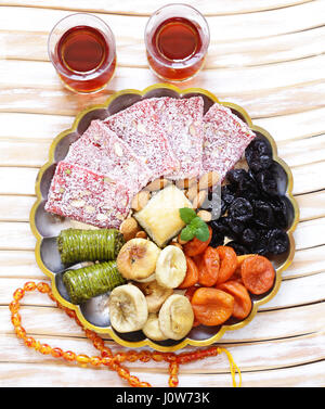 Östlichen Süßigkeiten (Baklava, Rahat Loachum) und getrocknete Früchte auf einem silbernen Tablett Stockfoto