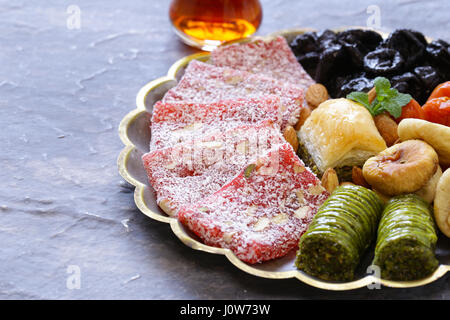 Östlichen Süßigkeiten (Baklava, Rahat Loachum) und getrocknete Früchte auf einem silbernen Tablett Stockfoto