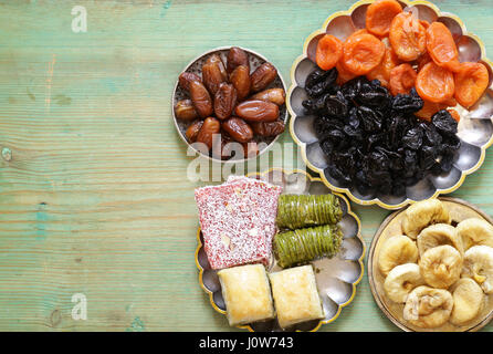 Östlichen Süßigkeiten (Baklava, Rahat Loachum) und getrocknete Früchte auf einem silbernen Tablett Stockfoto