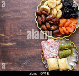 Östlichen Süßigkeiten (Baklava, Rahat Loachum) und getrocknete Früchte auf einem silbernen Tablett Stockfoto