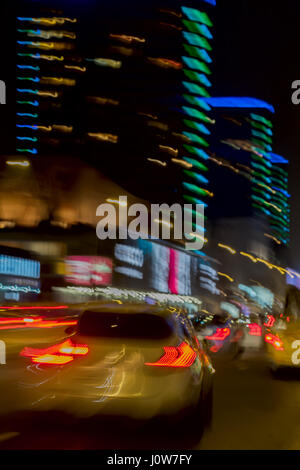 Abstrakte Vintage Ton verwischen Bild der Nacht Szene städtischen Straßenbahnen, für Nutzung im Hintergrund Stockfoto