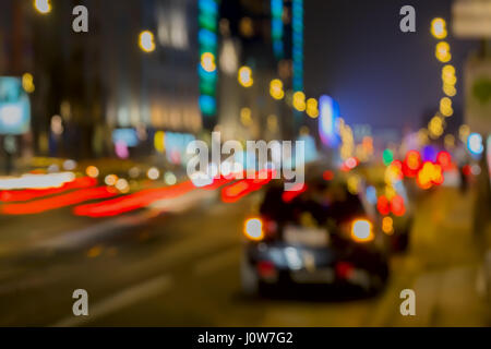 Abstrakte Vintage Ton Bewegung, verschwommenes Bild der Nacht städtischen Straßenbahnen mit Bokeh-Leuchten für Nutzung im Hintergrund Stockfoto
