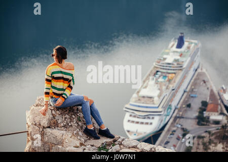 Frau Reisen und Kreuzfahrt Schiff Aussicht genießen.   Montenegro, Kotor. Stockfoto