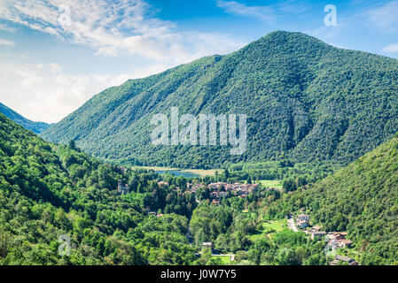 Valganna mit Ganna und See Ganna, Provinz Varese, Nord-Italien. Luftaufnahme des Valganna an einem schönen Sommertag Stockfoto