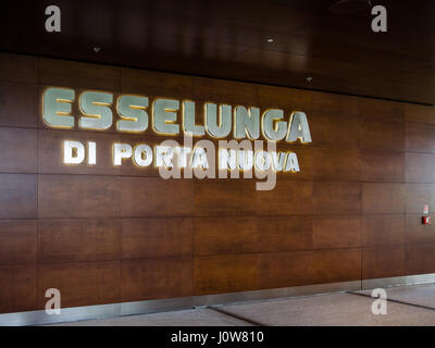 Esselunga Lebensmittelgeschäft in Porta Nuova Bezirk, Piazza Gae Aulenti, Underground, Milano, Italien Stockfoto