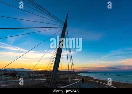 PESCARA, Italien - The Ponte del Mare monumentale Brücke und das Riesenrad in der Abenddämmerung, in den Kanal und Hafen von Pescara Stadt, Abruzzen Stockfoto