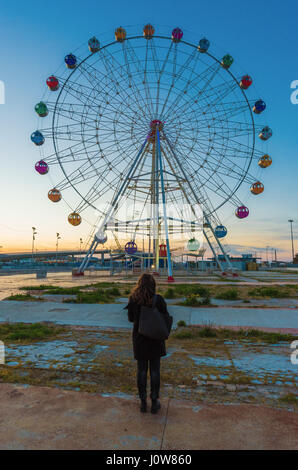 PESCARA, Italien - The Ponte del Mare monumentale Brücke und das Riesenrad in der Abenddämmerung, in den Kanal und Hafen von Pescara Stadt, Abruzzen Stockfoto