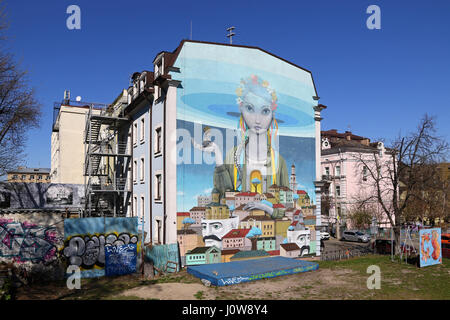 Street Art Malerei mit ukrainischen Mädchen auf einem Haus in Andriyivskyy Abstieg in Kiew Altstadt. Maler Oleksiy Kislov und Julien Malland Stockfoto