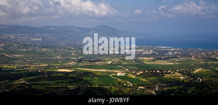 Blick über Laatchi auf der Akamas-Halbinsel und das Mittelmeer aus Droushia, Paphos, Zypern. Stockfoto