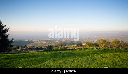 Blick über Chrysochou Bucht und das Mittelmeer mit entfernten türkischen Schneeberge, Droushia, Paphos, Zypern. Stockfoto