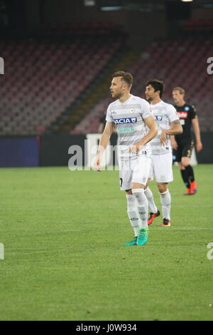 Neapel, Italien. 15. April 2017. Fußballspiel zwischen SSC Napoli und Udinese im Stadio San Paolo in Napoli Kamehameha Ergebnis Napoli vs. Udinese 3-0.In Bild Silvan Widmer (UDINESE) Credit: Salvatore Esposito/Pacific Press/Alamy Live News Stockfoto