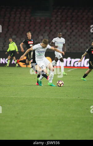 Neapel, Italien. 15. April 2017. Fußballspiel zwischen SSC Napoli und Udinese im Stadio San Paolo in Napoli Kamehameha Ergebnis Napoli vs. Udinese 3-0.In Bild Silvan Widmer (UDINESE) Credit: Salvatore Esposito/Pacific Press/Alamy Live News Stockfoto