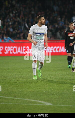 Neapel, Italien. 15. April 2017. Fußballspiel zwischen SSC Napoli und Udinese im Stadio San Paolo in Napoli Kamehameha Ergebnis Napoli vs. Udinese 3-0.In Bild Thomas Heurtaux (UDINESE) Credit: Salvatore Esposito/Pacific Press/Alamy Live News Stockfoto