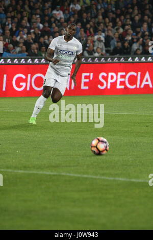 Neapel, Italien. 15. April 2017. Fußballspiel zwischen SSC Napoli und Udinese im Stadio San Paolo in Napoli Kamehameha Ergebnis Napoli vs. Udinese 3-0.In Bild Duvan Zapata (UDINESE) Credit: Salvatore Esposito/Pacific Press/Alamy Live News Stockfoto