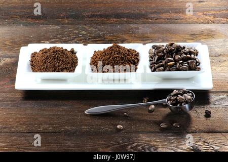 Sortiment an verschiedene Kaffeeprodukte auf hölzernen Hintergrund Stockfoto