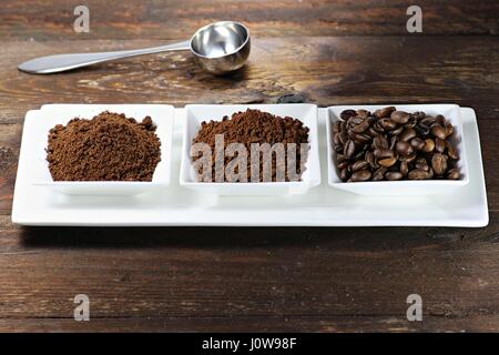 Sortiment an verschiedene Kaffeeprodukte auf hölzernen Hintergrund Stockfoto
