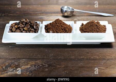 Sortiment an verschiedene Kaffeeprodukte auf hölzernen Hintergrund Stockfoto