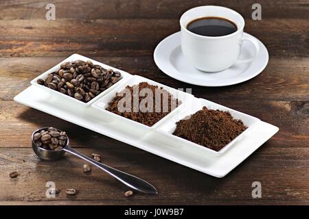 Sortiment an verschiedene Kaffeeprodukte auf hölzernen Hintergrund Stockfoto