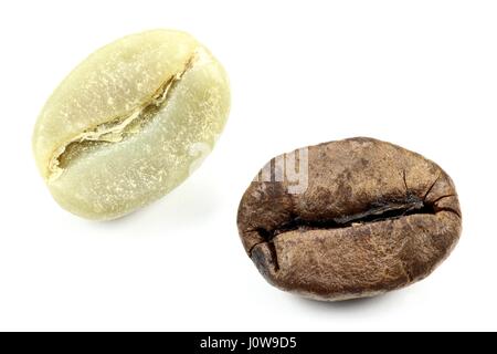 Kaffeebohnen isoliert auf weißem Hintergrund Stockfoto