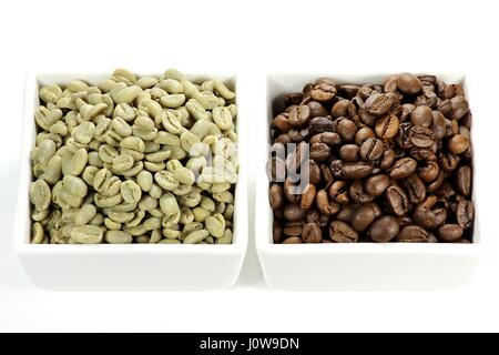 gerösteten und ungerösteten Kaffeebohnen Stockfoto