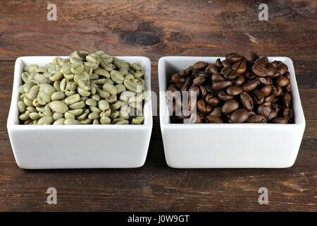 gerösteten und ungerösteten Kaffeebohnen Stockfoto