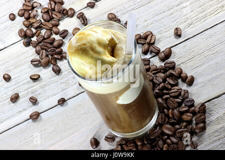 hausgemachter Eiskaffee auf hölzernen Hintergrund Stockfoto