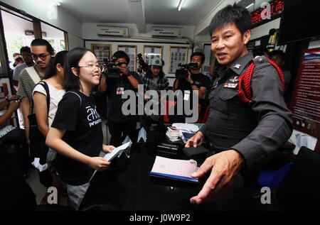 Bangkok, Thailand. 16. Mai 2017. Erben von der Volkspartei und die studentische AktivistInnen von Chulalongkorn Universität und Kasetsart Universität Ramkamhaeng begab Dusit Polizeistation zu melden und informieren über ein verlieren die Menschen Partei Knoten. Ein historische Messing-Knoten wurde begraben auf dem Boden ein Symbol und Erinnerung an die Revolution 1932 von der Volkspartei zur umgewandelt Thailand aus eine absolute Monarchie, ein Demokratie-System sein. Bildnachweis: Thitinun Sampiphat/Pacific Press/Alamy Live-Nachrichten Stockfoto