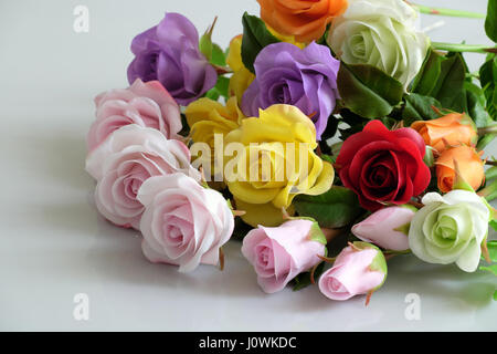 Wunderbare Ton Kunst mit bunten Rosen Blumen auf weißem Hintergrund, schöne künstliche Blumen von Handwerkskunst mit geschickten Stockfoto