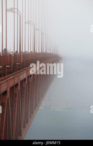 Detail der Golden Gate Brücke im Nebel; San Francisco, California, Vereinigte Staaten von Amerika Stockfoto