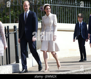 Der Herzog und die Herzogin von Cambridge kommen, um den Ostersonntag Service an Str. Georges Kapelle am Windsor Castle in Berkshire zu besuchen. Stockfoto