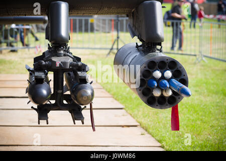 Dummy-Raketen unter einem AH-64 Apache Hubschrauber Stockfoto