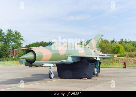 LEEUWARDEN, Niederlande - 10. Juni 2016: Berühmte MIG-21 Kampfjet während der niederländischen Luftwaffe open days Stockfoto