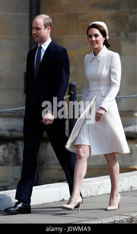 Der Herzog und die Herzogin von Cambridge kommen für den Ostersonntag Dienst im St.-Georgs Kapelle in Windsor Castle in Berkshire. Stockfoto