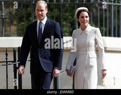 Der Herzog und die Herzogin von Cambridge kommen für den Ostersonntag Dienst im St.-Georgs Kapelle in Windsor Castle in Berkshire. Stockfoto