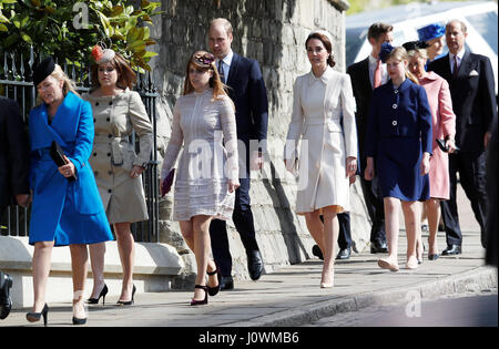 Kommen Sie der Herzog und die Herzogin von Cambridge (Mitte) und Prinzessinnen Eugenie (zweiter von links) und Beatrice (dritte links) zusammen mit anderen Mitgliedern der königlichen Familie, für den Ostersonntag Dienst im St.-Georgs Kapelle in Windsor Castle in Berkshire. Stockfoto