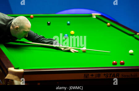 David Grace in Aktion gegen Kyren Wilson am zweiten Tag der Betfred Snooker-WM am Crucible Theatre in Sheffield. Stockfoto