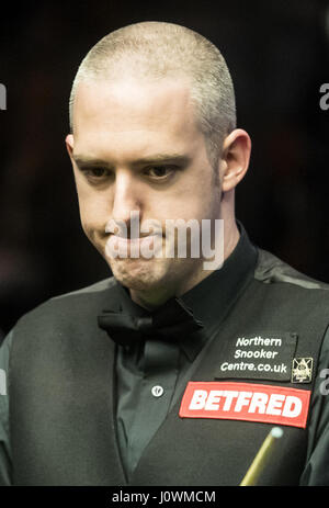 David Grace in Aktion gegen Kyren Wilson am zweiten Tag der Betfred Snooker-WM am Crucible Theatre in Sheffield. Stockfoto